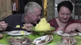 MUKBANG RUSSIA|ОБЕЩАННАЯ  ПЮРЕШКА,ГОРБУША ДОМАШНЕГО ПОСОЛА и  СЕЛЬДЬ|ДОМАШНЯЯ ЕДА|ВКУСНО И ПРОСТО