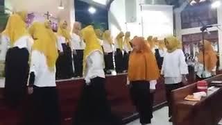 ORANG MUSLIM MEMBAWAKAN PADUAN SUARA DI GEREJA