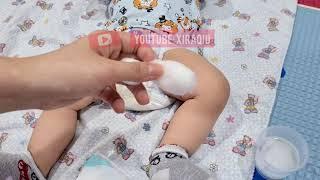 Cara Membersihkan Pantat Bayi Baru Lahir pakai kapas bulat. Review Kapas Medisoft - xiraQiu