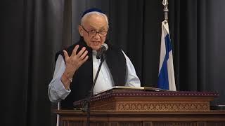 Les Wexner speaking at JCC Vigil for Pittsburgh