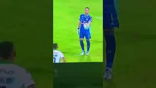 Sebastián viera reto a Jarlan Barrera a cobrar desde el punto penal . 