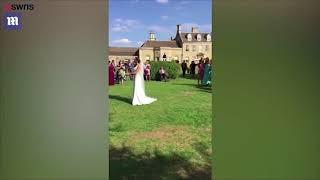 Мужчина сбежал со свадьбы, после того, как его подруга поймала букет невесты