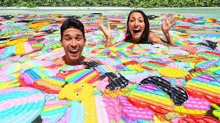 PISCINA PIENA DI POP IT GIGANTE! *Fidget Pop it challenge!*