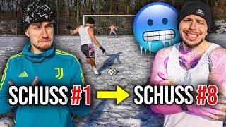 KÄLTESTE FUßBALL STR!P CHALLENGE IM SCHNEE! (KEIN TOR = AUSZIEHEN)