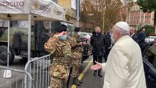 8 dicembre, papa Francesco si ferma a salutare i militari