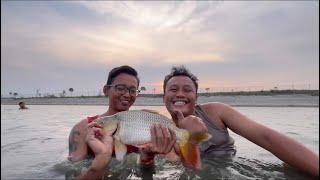 ISENG IKUT JARING IKAN DI KALI -  MANDOR DAPAT JACKPOT IKAN TOMBRO SE GEDE BAYI !!! 