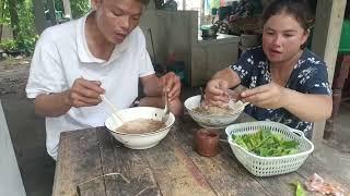 ข้าวเช้าบ่ได้กิน จนสวยหิวข้าวแรงมาเด้อซดก๋วยเตี๋ยวร้อนๆนำกันครับ