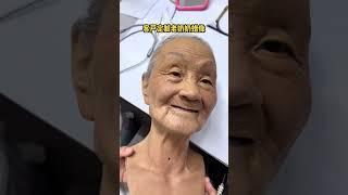 The custom wax figure of the grandmother, which is also a way to remember loved ones, is made of sil