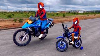 Homem aranha e Kid Aranha Corrida de Super Motos / SALTOS e QUEDAS COM MOTOS (Corrida Super Heróis)