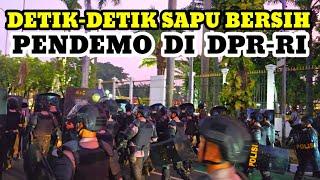 DETIK-DETIK MENEGANGKAN BRIMOB SAPU BERSIH PENDEMO TOLAK RUU PILKADA DI DPR RI TGL 26-8-2024