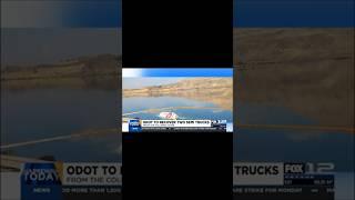 2 semis crash into  the Columbia River!! #trucking #semi #news #truckingindustry #semitruck