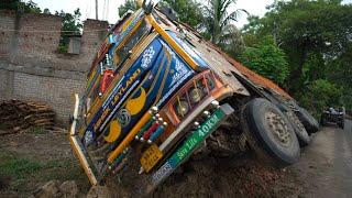 টোটো বাঁচাতে গিয়ে লরি অ্যাক্সিডেন্ট করল । Toto Bachate Giye Truck Accedent Korlo  @roymonish44