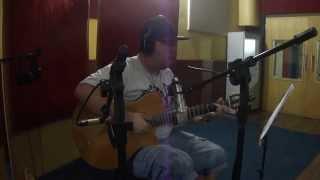 Cezar Rocha gravando violão