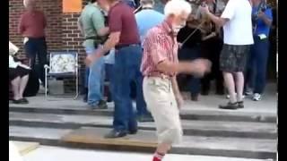 Дед  танцует шафл