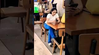 tante cantik ilang sepatu bingung banget tapi lucu #viral #prank #trending #shorts #lucu #funny