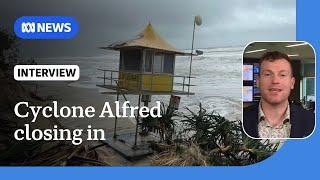 Cyclone Alfred tracking about 50km from the Bay islands off Brisbane | ABC NEWS