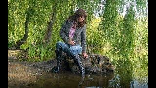 Jessy's Wetlook im Park #wetlook #boots #swimwear #wetjeans