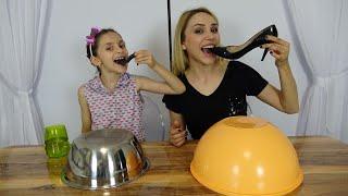 Lina Çikolata Challenge ! Lina and mom staged a chocolate challenge