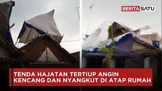 Tenda Hajatan Tertiup Angin Kencang dan Nyangkut di Atap Rumah | Beritasatu