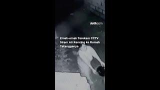 Emak-emak Terekam CCTV Siram Air Kencing ke Rumah Tetangganya