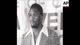 SYND 12-11-72  JOE FRAZIER AND GEROGE FORMAN WEIGH IN AND SIGN CONTRACTS