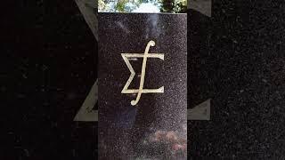 Zaskakujący symbol tajemnic wszechświata #Kontrastowo #pomnik #cmentarz #nagrobekrzeźbiarski #nagr