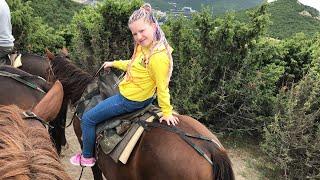 Алиса первый раз верхом на лошади! Конные прогулки/Horse rides/AlisaSever VLOG