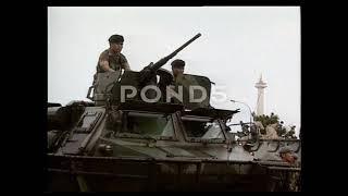 Bagian 5 | Monas Jakarta, 14 November 1998 Tentara mengamankan kerusuhan pasca kerusuhan Mei 1998