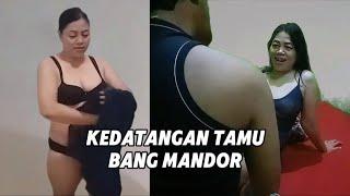 Selesai dandan Bunda pergi menemui Bang Mandor di rumah kosong