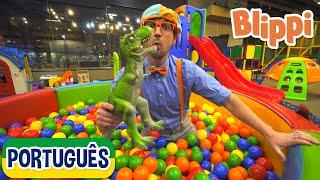 Blippi Visita um Parque Coberto (Kinderland) | 1 HORA de Blippi em Português | Vídeos Educativos