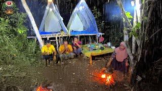 camping diguyur hujan deras. makan besar bareng @DarwinPetualang