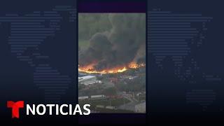 Bomberos en Florida luchan por contener un voraz incendio #Shorts | Noticias Telemundo