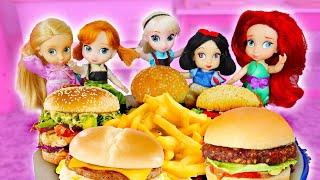  ¡Las Princesas Montan Un Mcdonalds en Casa! |  Princesas de Disney