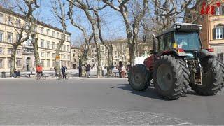 Protestano i lavoratori del settore agricolo, corteo di trattori sulla circonvallazione