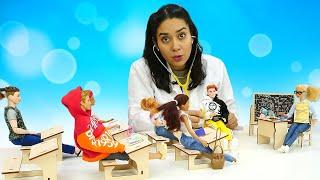 Doktor Aua in der Schule. Spielspaß mit Barbie. Puppen Video für Kinder