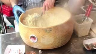 Camden Market: Cooking Spaghetti in the Cheese Wheel with Cream Sauce