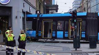 Tram-Unfall in Oslo: Straßenbahn entgleist und rast in Geschäft