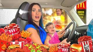 24 HORAS SOBREVIVIENDO A LOS DRIVE THRU MÁS PICANTES *Manejamos fuera de la Ciudad*