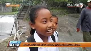 Tak Ada Jembatan, Siswa SD Pergi Sekolah Seberangi Sungai