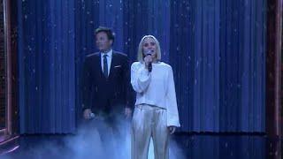 Kristen Bell sings Let it go