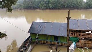 Hujan deras di malam hari||mencari ikan bersama teman-teman nelayan.