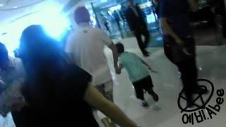 (fancam)110701 Junyoung Focus 被小孩拉著跑@HongKong