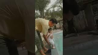 Anak bayi!!!  Berenang di kolam berenang.. Bahagia nya!!