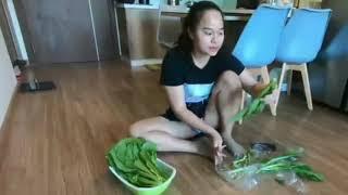 Ekspresi cewek saat masak sayur - gadis cantik 18+