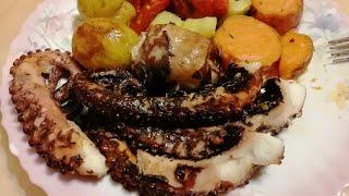 Осьминог запечённый с овощами / Baked octopus with vegetables