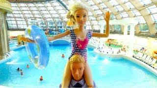 Куклы Барби - отдых в аквапарке. Игры для девочек