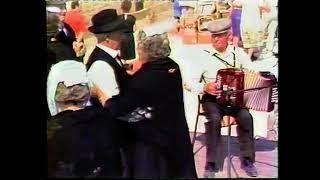 L'accordéoniste Jean-Marie Manceau mène la danse – Fête de la Bouèze 1984 à Mézières-sur-Couesnon.