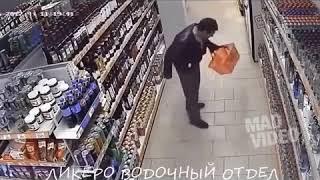 Мужик танцует в отделе алкоголя