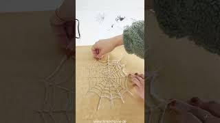 Halloween Deko selber machen: DIY Spinnennetz auf Heißkleber