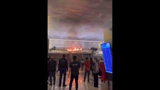 Atap Tenan Restoran di Terminal 3 Bandara Soetta Terbakar, Penumpang Panik.